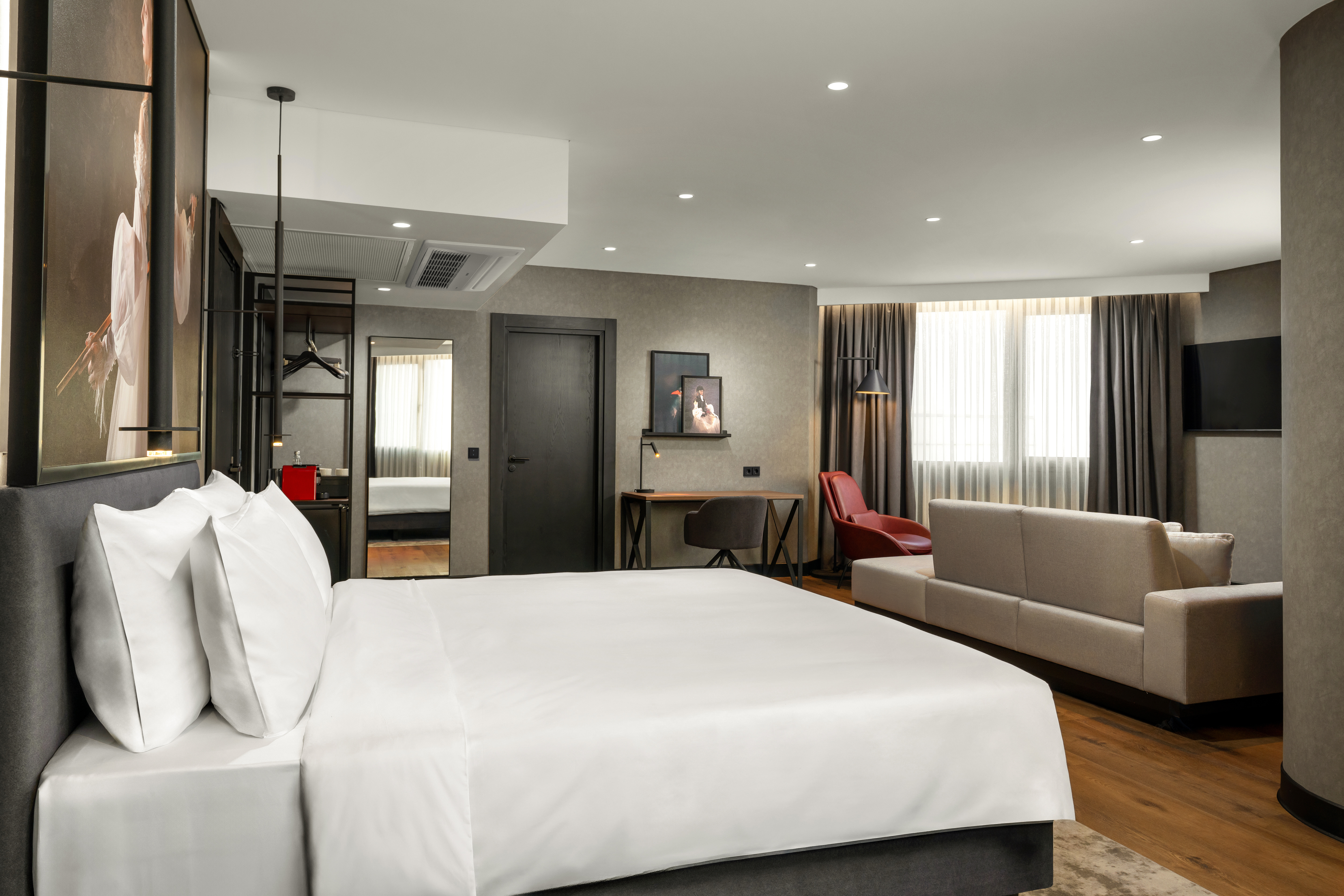 Radisson RED İzmir large guest room